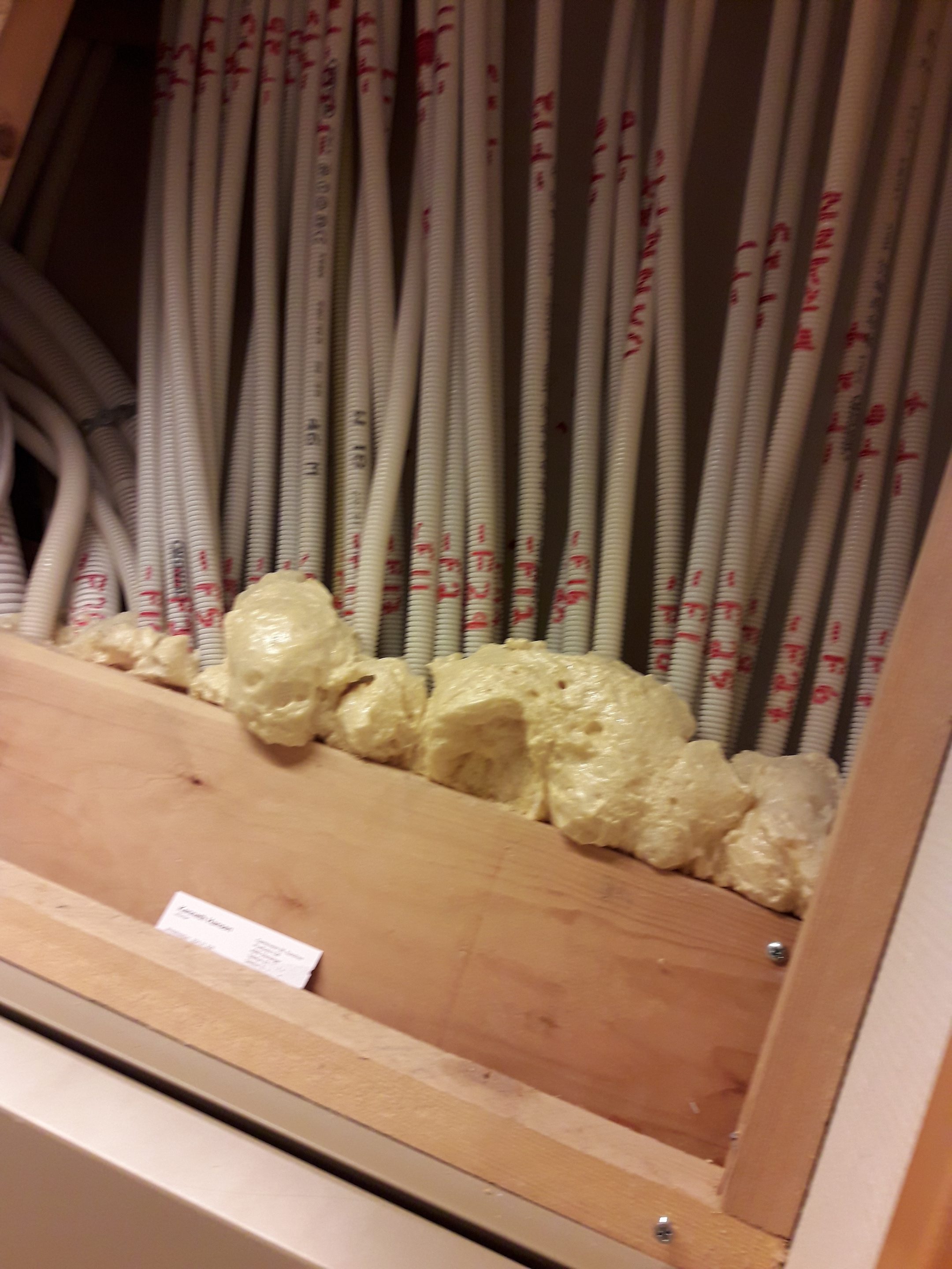 Vanlig byggeskum for å illustrere feil utført branntetting