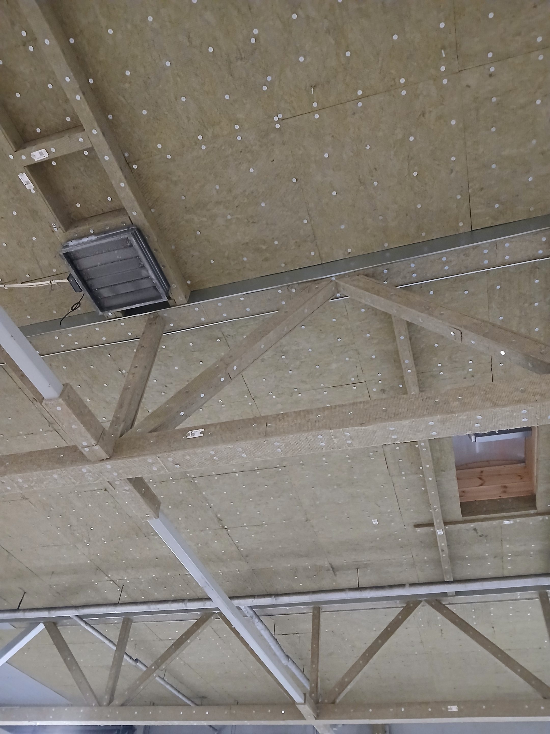 Ferdig montert isolasjon i taket på gjenvinningsanlegget til IVAR